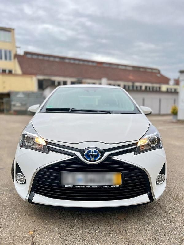 Weiß Gebraucht 2015 Toyota Yaris Comfort Kleinwagen | 14.495 € (Teuer) - Bild 1/4