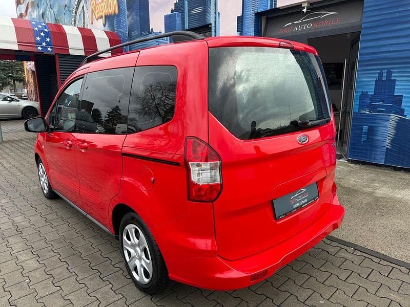 Gebraucht Ford Tourneo Courier 101 PS (74 kW) 2018 Rot Van / Kleinbus