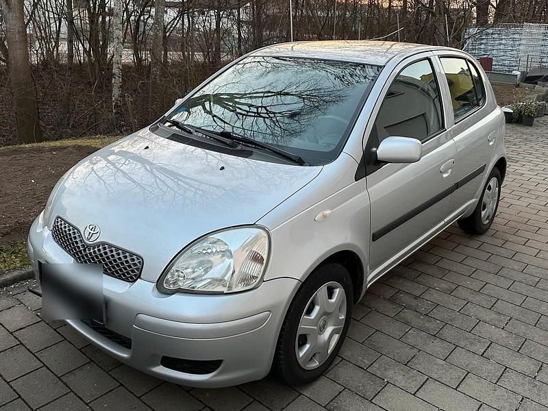 Silber Gebraucht 2004 Toyota Yaris Kleinwagen | 2.699 € (Fairer Preis) - Bild 1/4