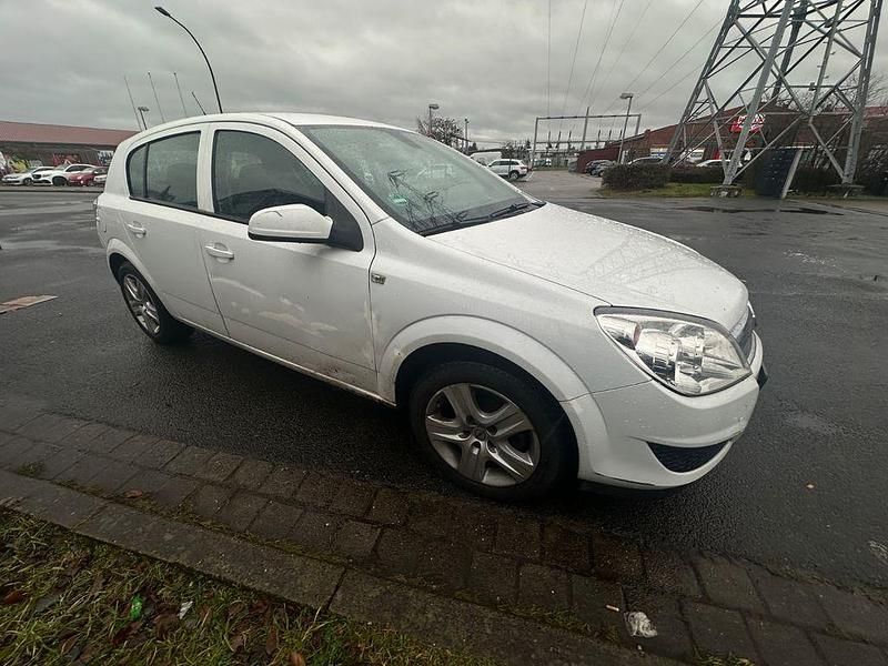 Gebraucht Opel Astra Edition 110 PS (80 kW) 2009 Weiß Limousine