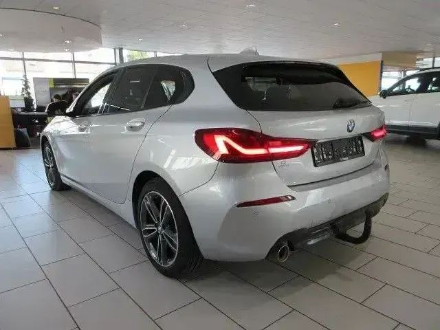 Gebraucht BMW 118 Sport Line 140 PS (102 kW) 2020 Glaciersilber metallic Kleinwagen