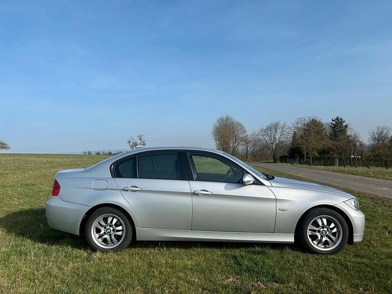 Gebraucht BMW 320 163 PS (119 kW) 2007 Silber Limousine