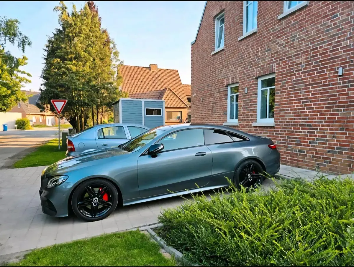 Gebraucht Mercedes E220 AMG line 194 PS (142 kW) 2019 Grau Coupé