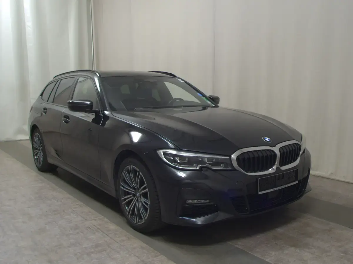 Gebraucht BMW 330 M Sport 252 PS (185 kW) 2021 Black sapphire metallic Kombi