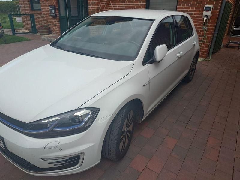 Weiß Gebraucht 2021 VW e-Golf Kleinwagen | 18.550 € (Etwas zu teuer) - Bild 1/4