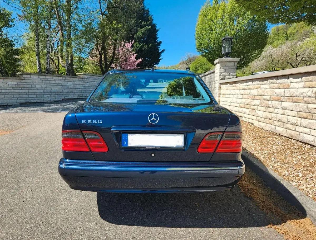Używany Mercedes E280 Avantgarde 204 KM (150 kW) 2001 Niebieski Sedan/Limuzyna