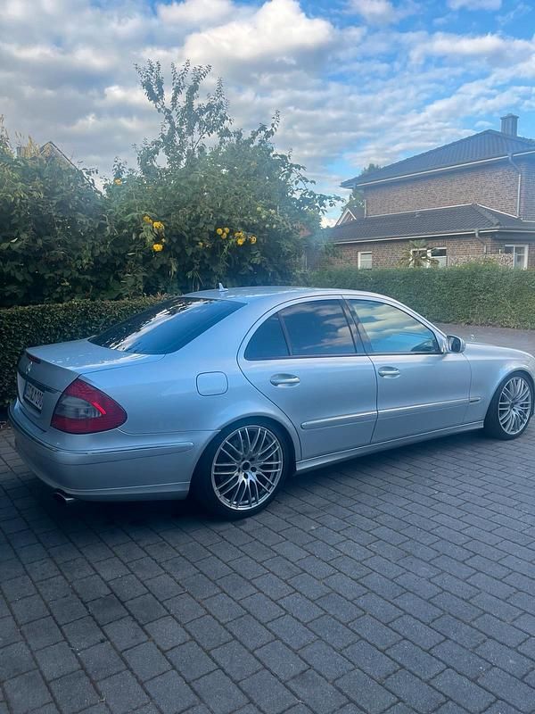 Silber Gebraucht 2009 Mercedes E320 Limousine | 5.000 € (Guter Preis) - Bild 1/4