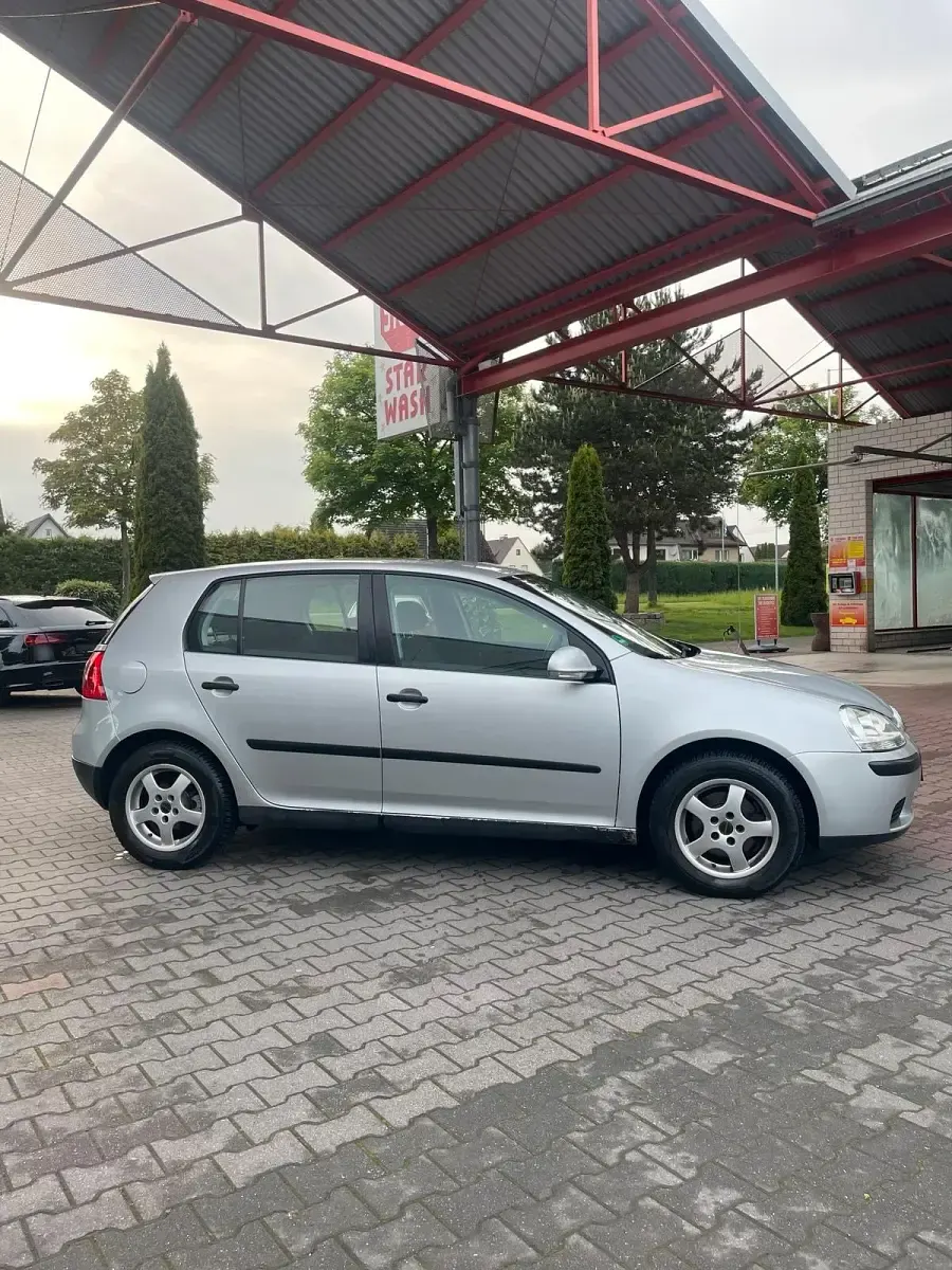 Gebraucht VW Golf V 105 PS (77 kW) 2005 Silber Kleinwagen