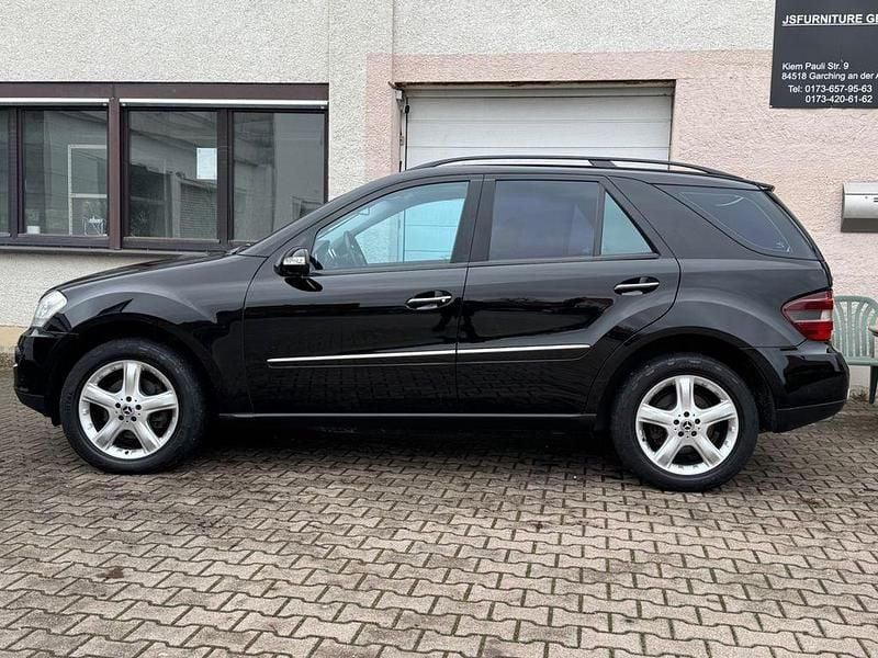Second-hand Mercedes ML320 224 CP (164 kW) 2007 Negru SUV