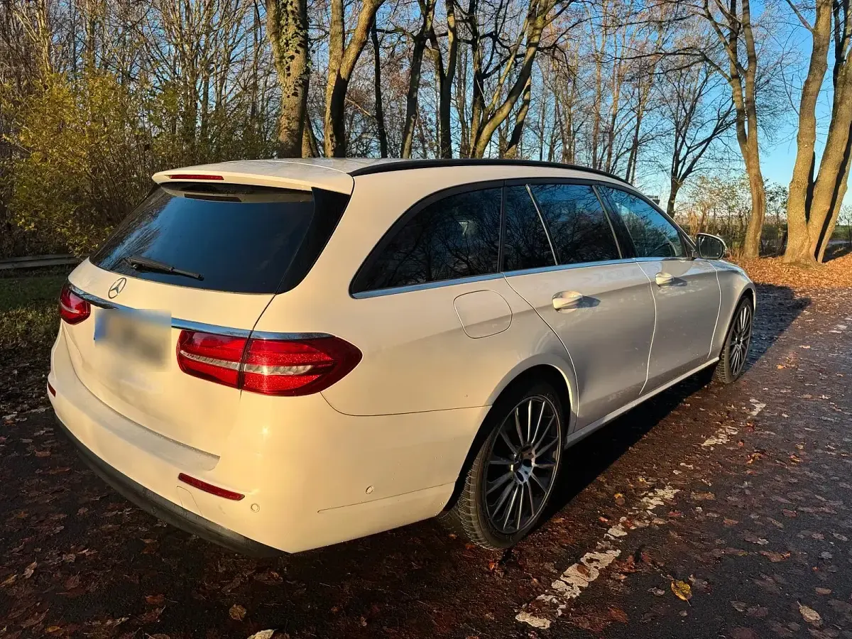 Usado Mercedes E220 194 CV (142 kW) 2018 Blanco Familiar