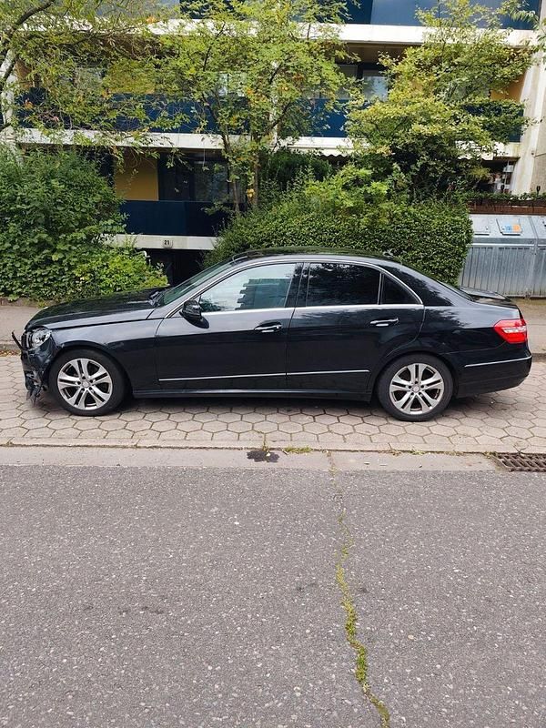 Schwarz Gebraucht 2011 Mercedes E220 Avantgarde Limousine | 5.000 € - Bild 1/4