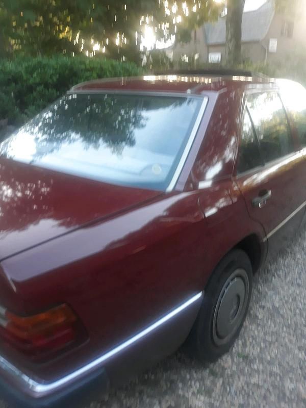 Rot Gebraucht 1991 Mercedes E250 Limousine | 5.800 € - Bild 1/4