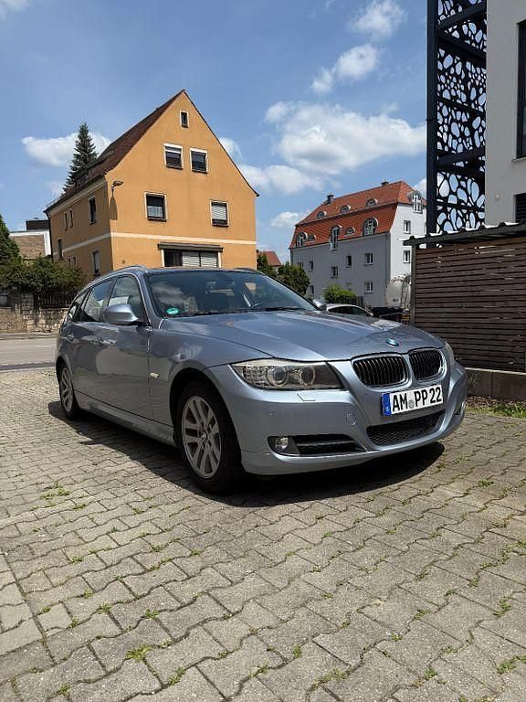 Blau Gebraucht 2012 BMW 318 M Sport Kombi | 3.459 € (Superpreis) - Bild 1/4