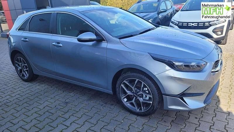 Neu Kia Ceed Gold 140 PS (102 kW) 2025 Lunar silber Kleinwagen
