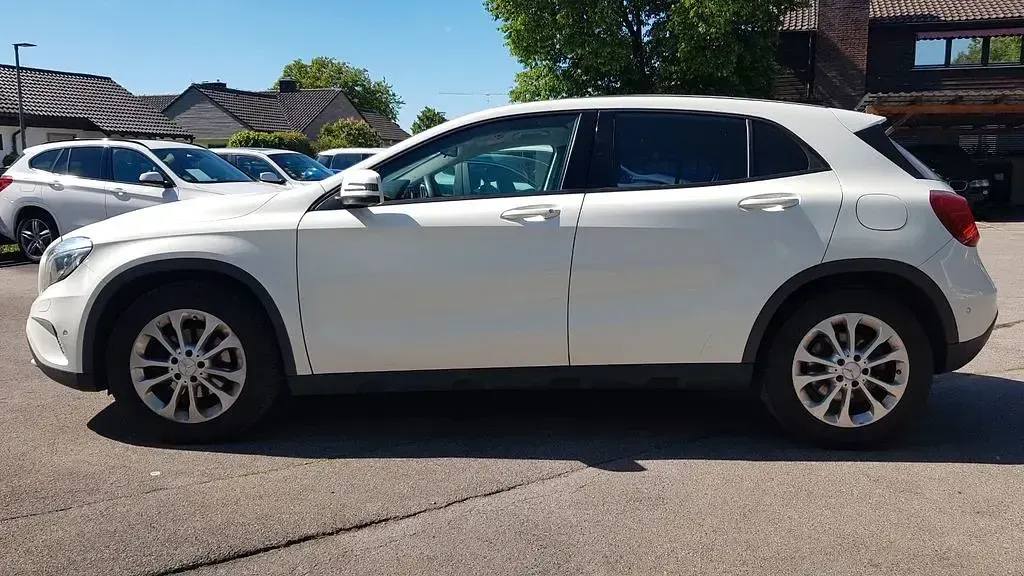 Gebraucht Mercedes GLA180 109 PS (80 kW) 2015 Weiß SUV
