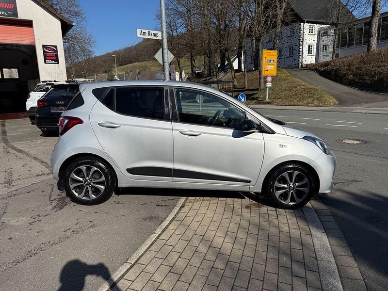 Gebraucht Hyundai i10 Passion 67 PS (49 kW) 2018 Silber Kleinwagen
