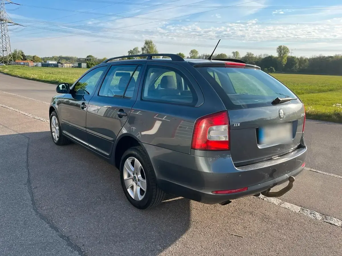 Gebraucht Skoda Octavia 105 PS (77 kW) 2012 Grau Kombi