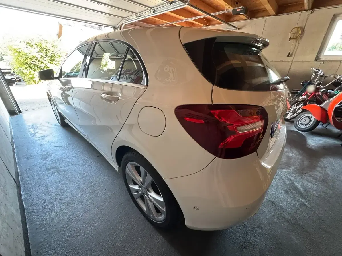 Gebraucht Mercedes A180 122 PS (89 kW) 2016 Weiß Kleinwagen