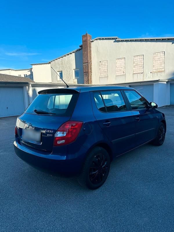 Gebraucht Skoda Fabia 69 PS (50 kW) 2011 Blau Limousine