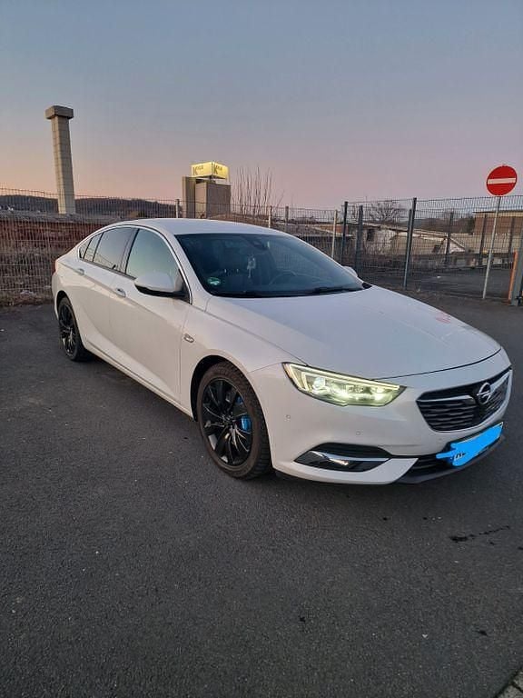 Usado Opel Insignia Dynamic 260 HP (191 kW) 2017 Branco Sedan