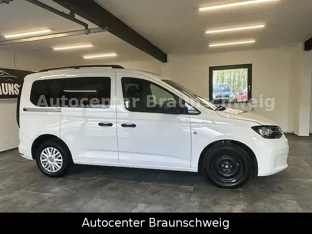 Käytetty VW Caddy 102 HP (75 kW) 2023 Valkoinen Tila-auto