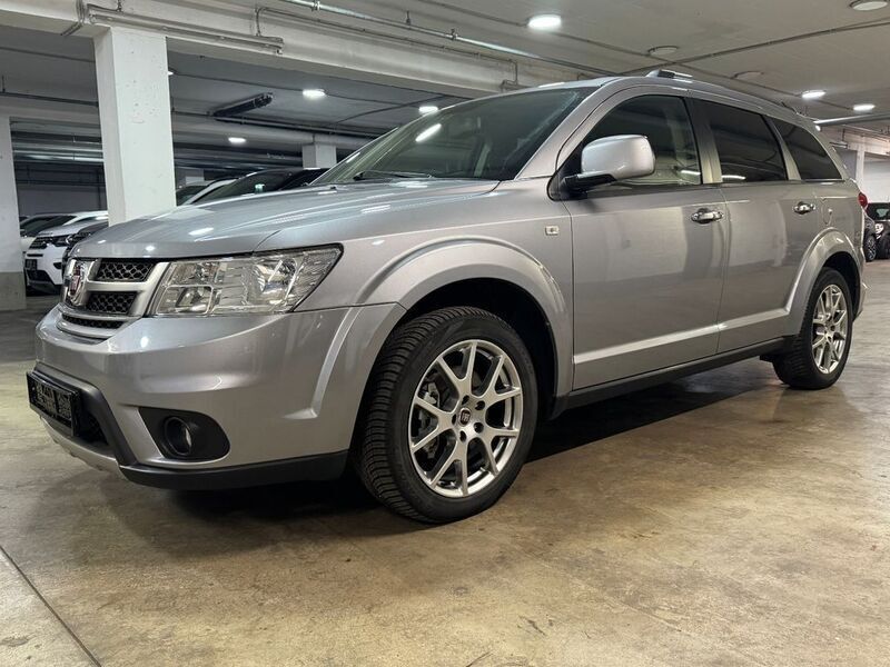 Grau Gebraucht 2016 Fiat Freemont SUV | 13.999 € (Etwas zu teuer) - Bild 1/4