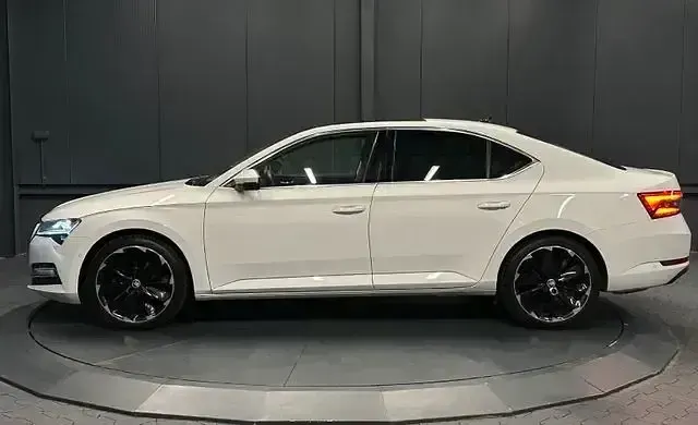 Gebraucht Skoda Superb Style 200 PS (147 kW) 2022 Moonweiss metallic Limousine