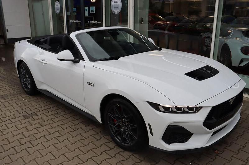 Neu Ford Mustang GT Convertible 446 PS (328 kW) 2026 Oxford white Cabrio
