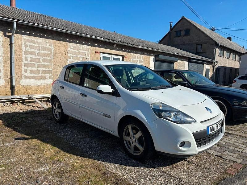 Gebraucht Renault Clio II Luxe 111 PS (81 kW) 2010 Weiß Limousine