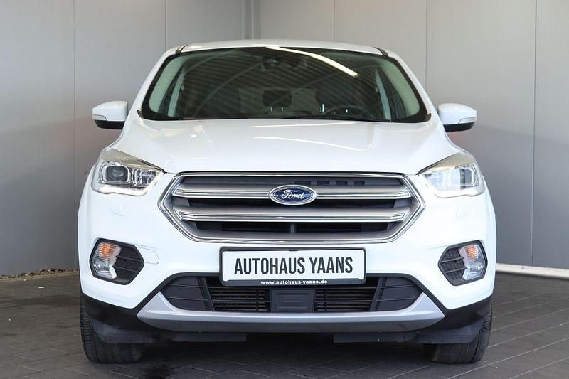 Gebraucht Ford Kuga Titanium 150 PS (110 kW) 2019 Weiß SUV