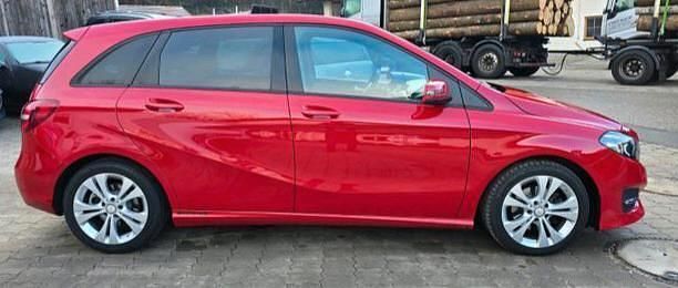 Gebraucht Mercedes B180 122 PS (89 kW) 2012 Rot Van / Kleinbus