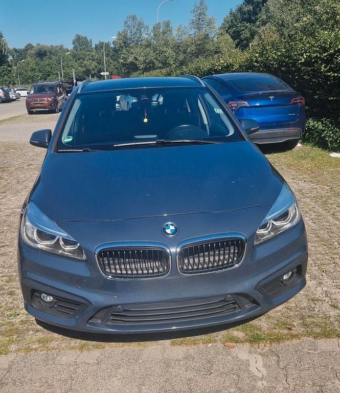 Grau Gebraucht 2017 BMW 218 Active Tourer Advantage Van / Kleinbus | 13.000 € (Guter Preis) - Bild 1/4