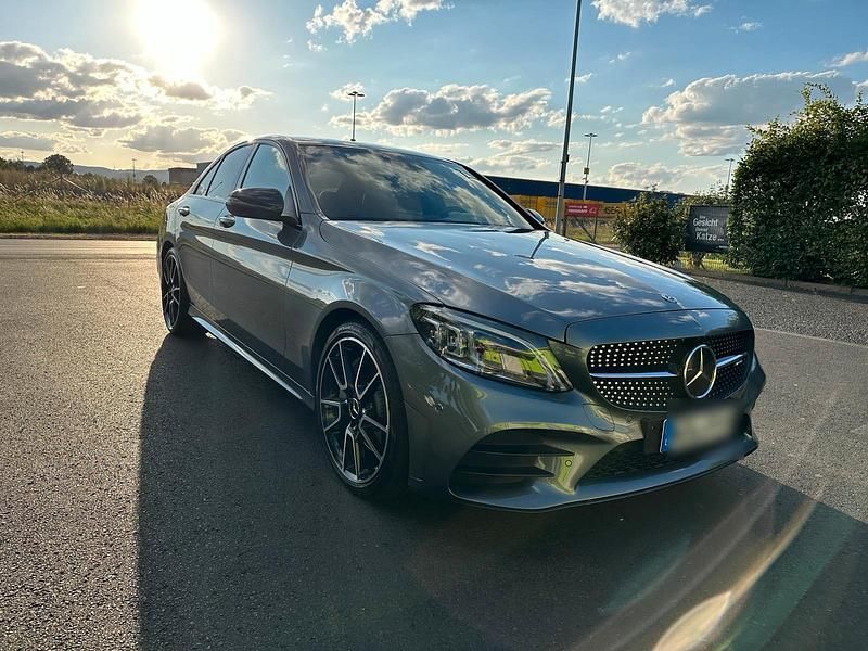 Grau Gebraucht 2019 Mercedes C300 Limousine | 37.499 € (Teuer) - Bild 1/4