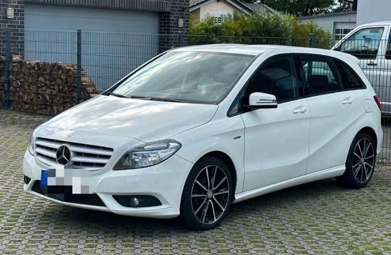 Weiß Gebraucht 2012 Mercedes B180 Van / Kleinbus | 8.999 € (Superpreis) - Bild 1/2