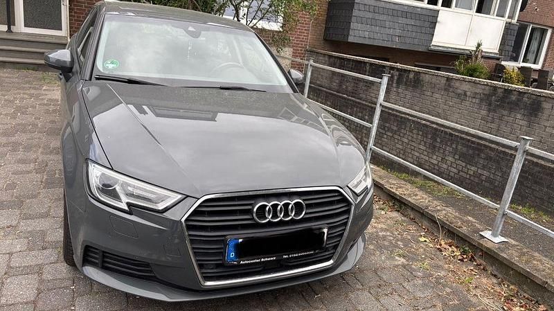 Grau Gebraucht 2016 Audi A3 Sportback Limousine | 12.000 € (Fairer Preis) - Bild 1/4