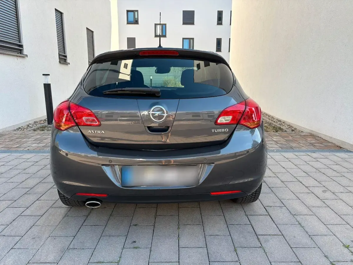 Gebraucht Opel Astra 140 PS (102 kW) 2012 Grau Limousine