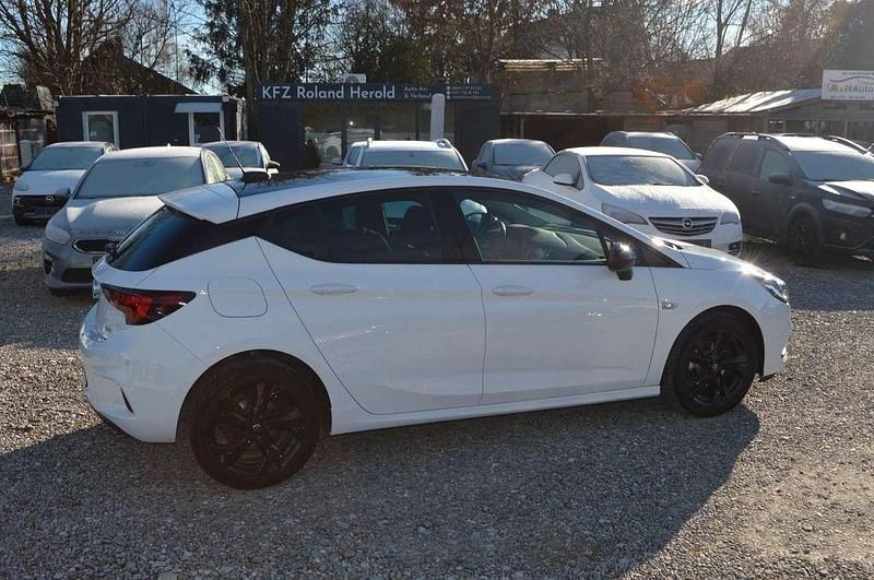 Gebraucht Opel Astra 125 PS (91 kW) 2018 Schneeweiss/olympic/summit whi Limousine