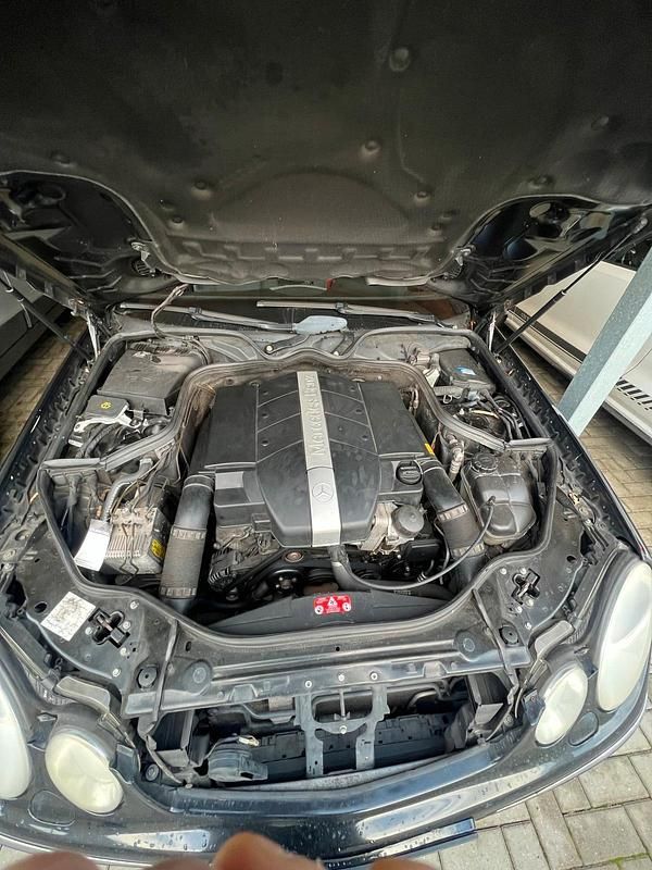 Schwarz Gebraucht 2004 Mercedes E240 Avantgarde Limousine | 4.200 € (Fairer Preis) - Bild 1/4