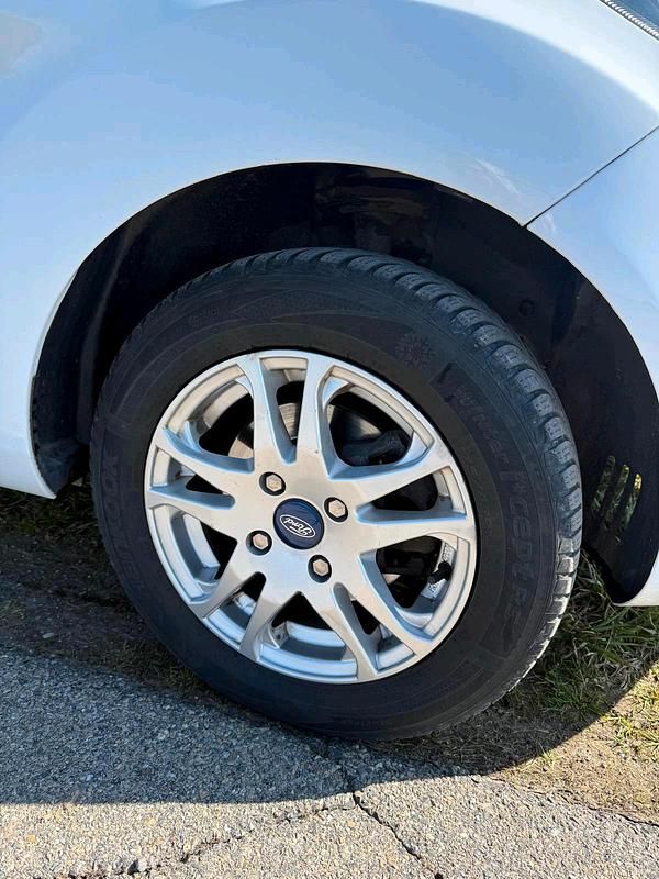 Gebraucht Ford Fiesta 60 PS (44 kW) 2010 Weiß Kleinwagen