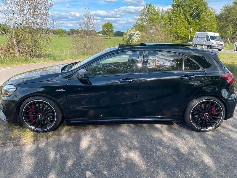 Schwarz Gebraucht 2015 Mercedes A45 AMG AMG Limousine | 26.500 € (Fairer Preis) - Bild 1/4