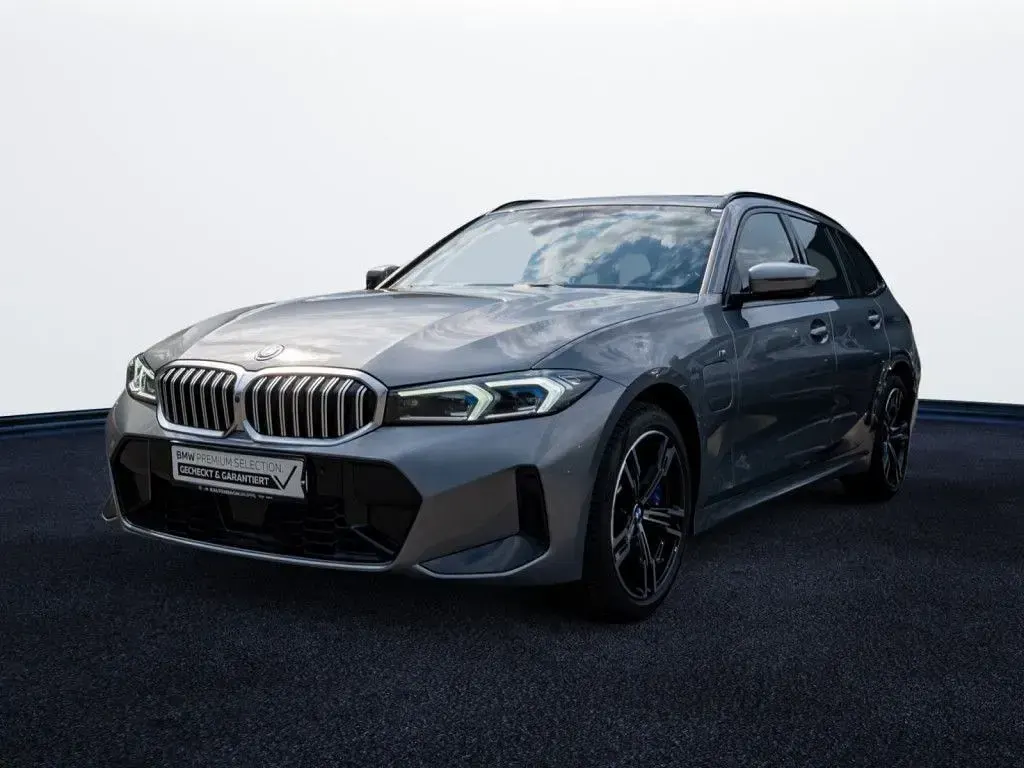 Gebraucht BMW 330 M Sport 292 PS (214 kW) 2025 Grau Kombi
