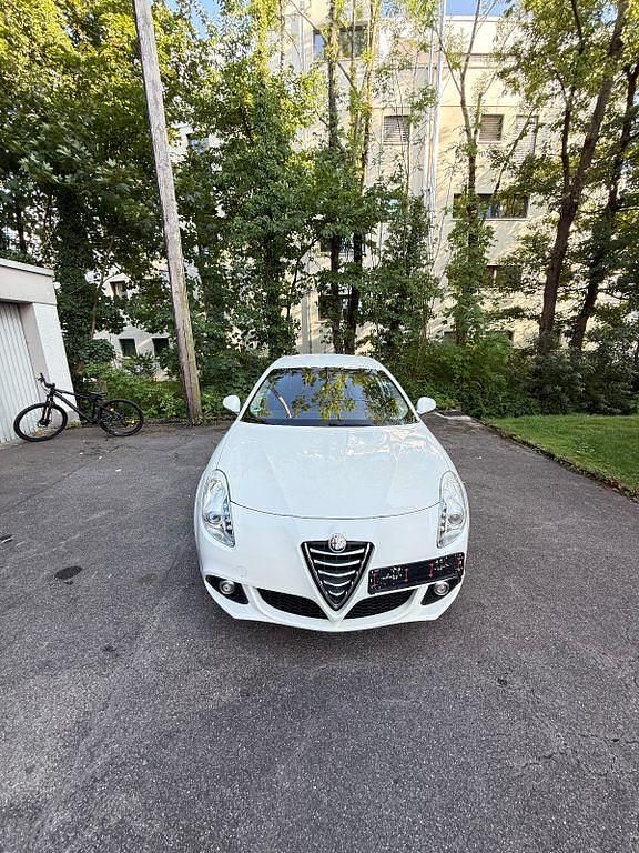 Weiß Gebraucht 2015 Alfa Romeo Giulietta Impression Kleinwagen | 6.999 € - Bild 1/4