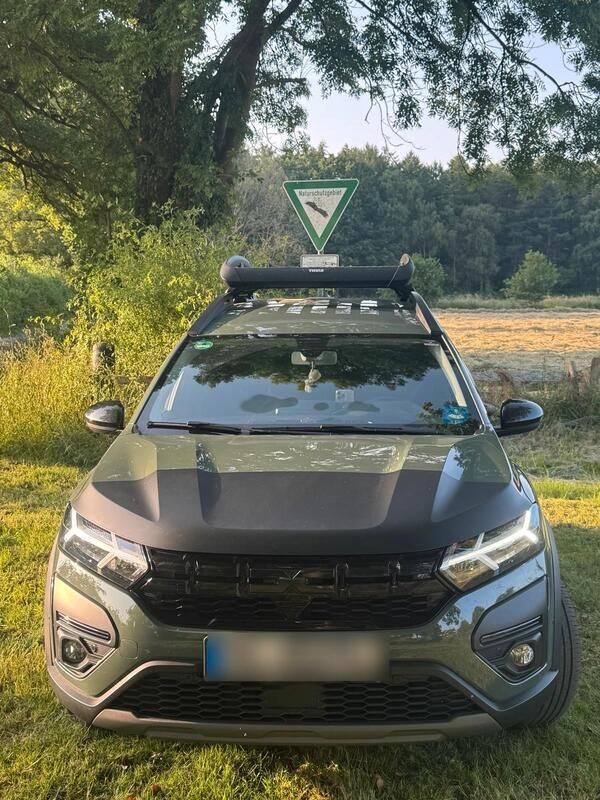 Grün Gebraucht 2023 Dacia Jogger Extreme Kombi | 19.898 € - Bild 1/4