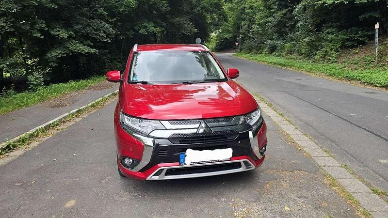 Rot Gebraucht 2019 Mitsubishi Outlander P-HEV Basis SUV | 18.499 € (Guter Preis) - Bild 1/4