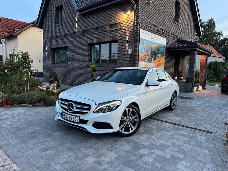 Weiß Gebraucht 2014 Mercedes C250 Limousine | 22.999 € - Bild 1/4