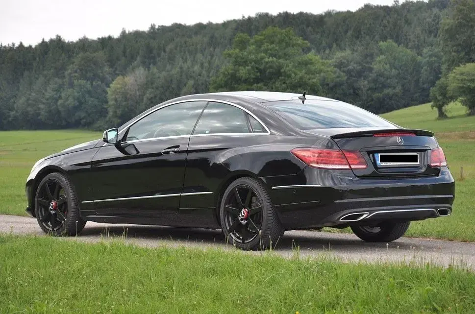 Gebraucht Mercedes E200 AMG 184 PS (135 kW) 2015 Schwarz Coupé