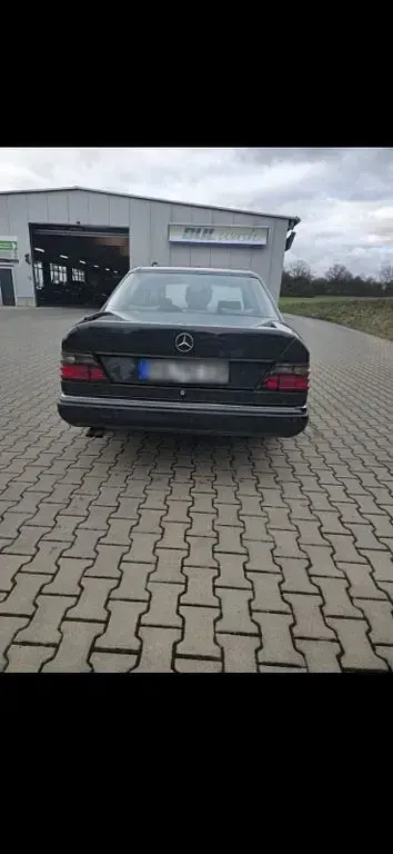 Gebraucht Mercedes E300 180 PS (132 kW) 1991 Schwarz Limousine
