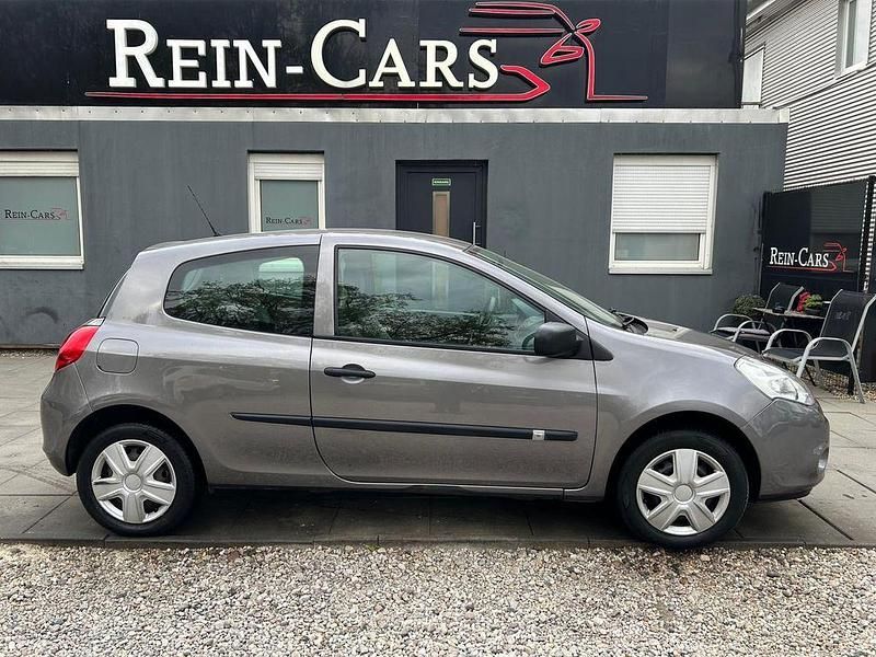 Używany Renault Clio II Expression 75 KM (55 kW) 2010 Szary Sedan/Limuzyna