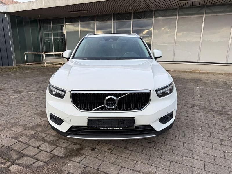 Weiß Gebraucht 2018 Volvo XC40 Momentum SUV | 15.900 € - Bild 1/4