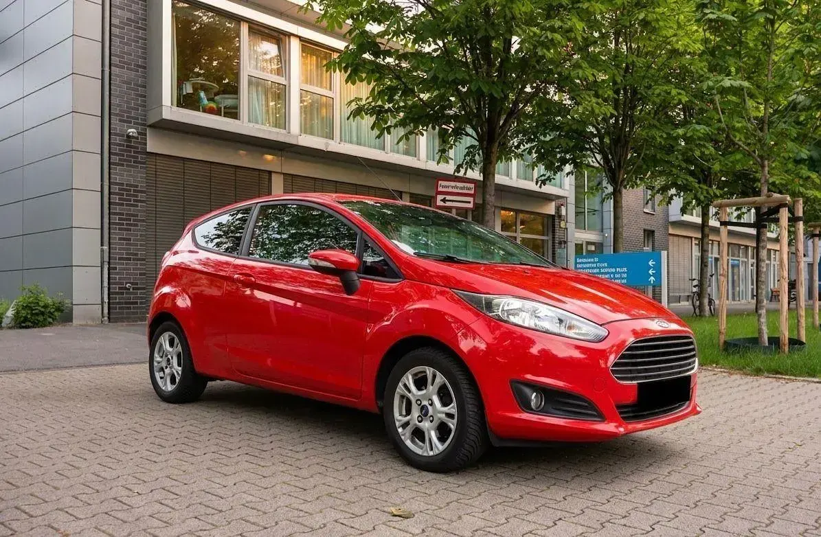 Gebraucht Ford Fiesta 80 PS (58 kW) 2014 Rot Kleinwagen